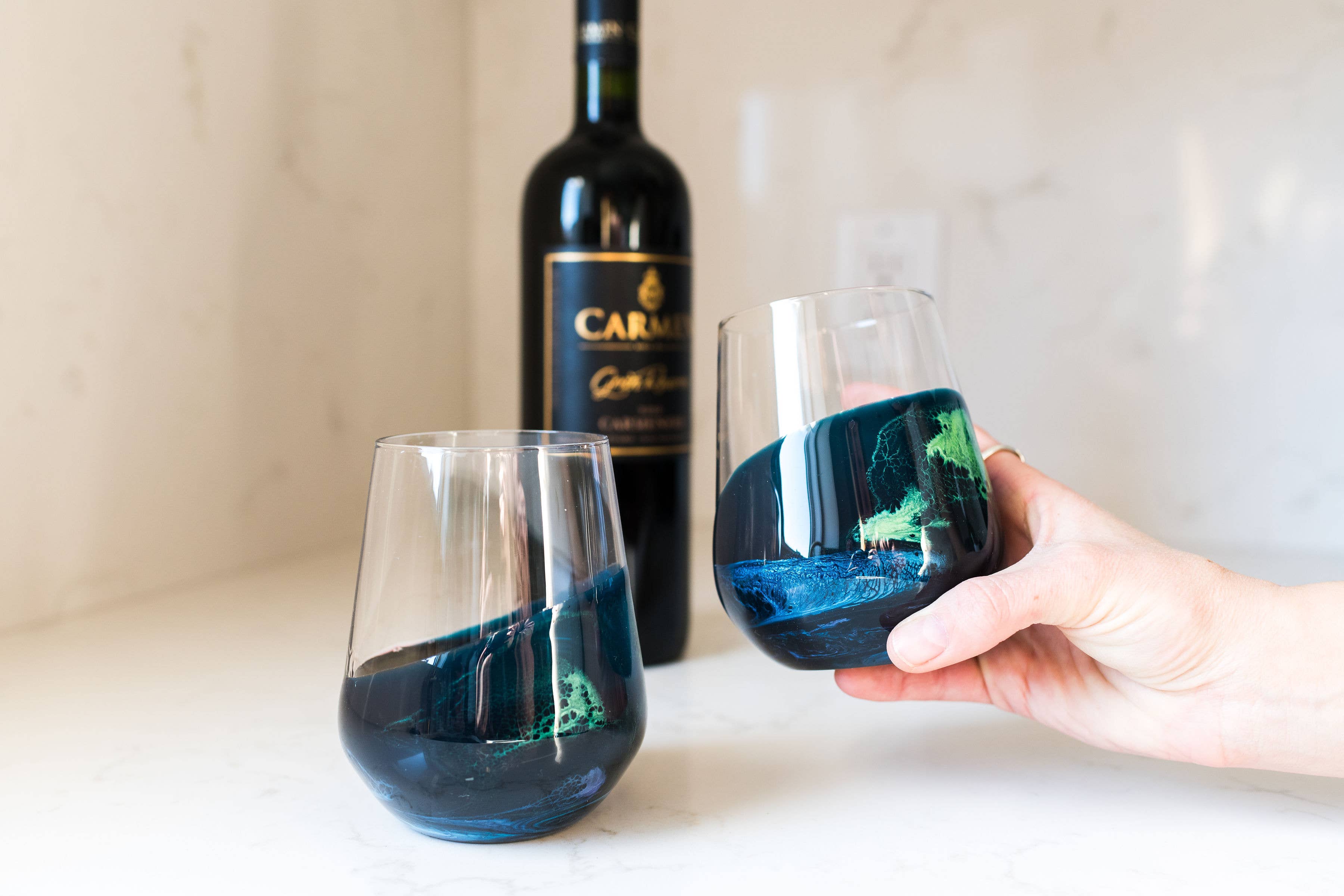 Lynn & Liana Designs - Verres à vin et de réception rehaussés de résine-16