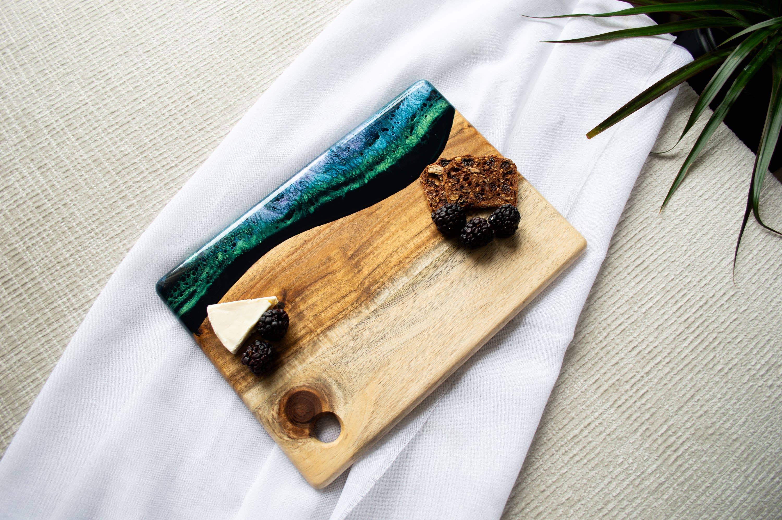 Lynn & Liana Designs - Petite planche à fromage/charcuterie en bois et résine-3