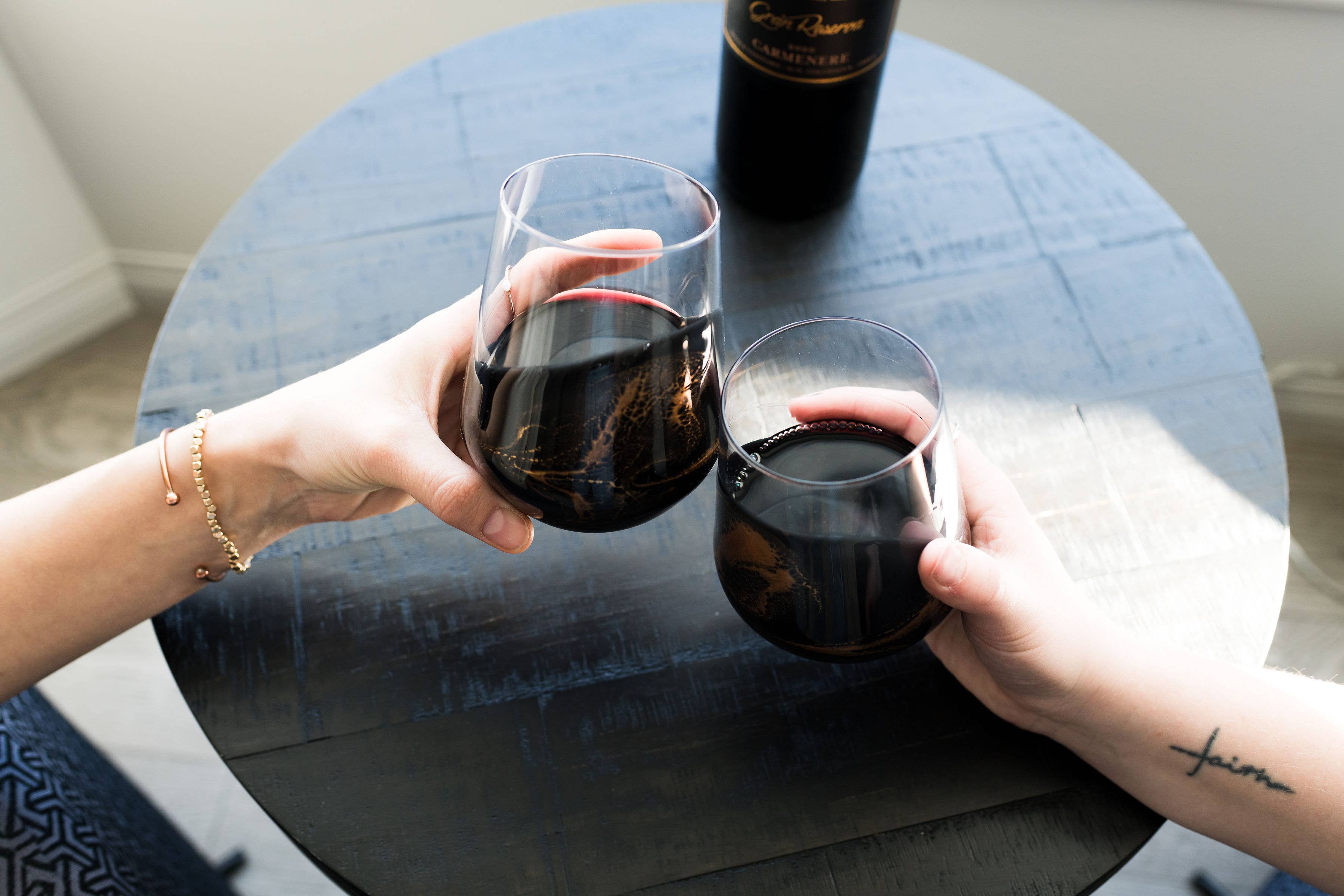 Lynn & Liana Designs - Verres à vin et de réception rehaussés de résine-13